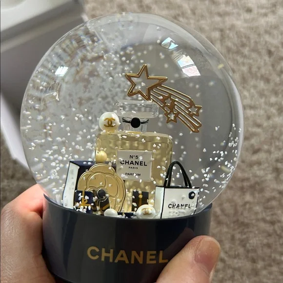 Chanel beauty -Snow globe - Picture 8 of 11
